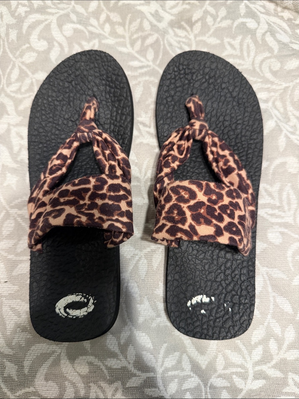 Yoga Mat bottom,Leopard-Print Knotted Fabric Flip Flop Sandals - Black and Brown